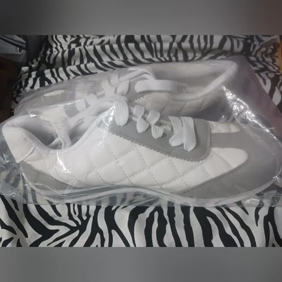 NEW Women Gray & white comfort sport style sneakers - Picture 5 of 8